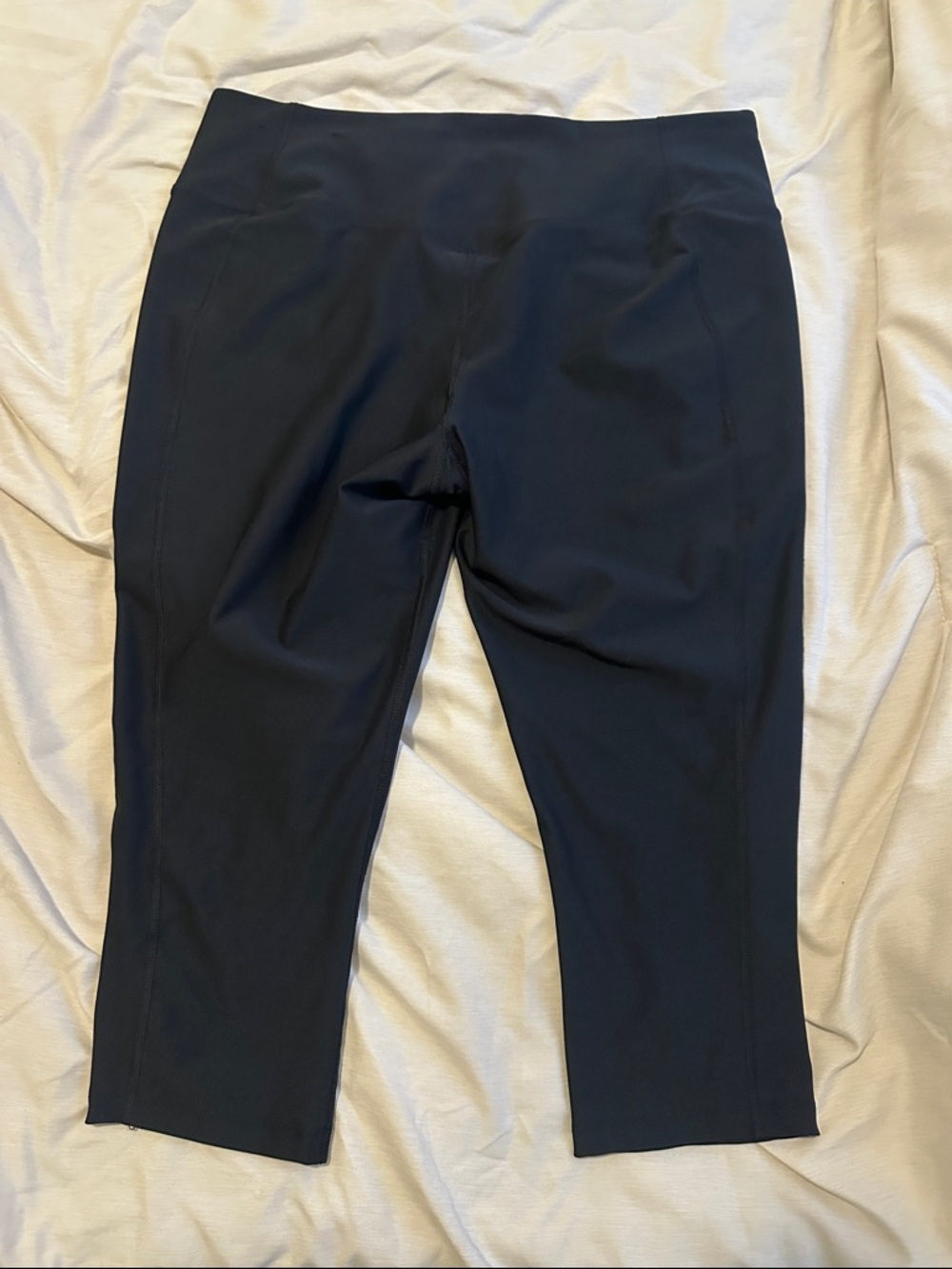CLOSET SALE ๐๏ธ
Nike Black Capri Athletic Leggings - Picture 4 of 4